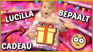 LUCiLLA KOOPT CADEAUTJE VOOR KiNDERFEESTJE 🎁 | Bellinga Vlog #1609