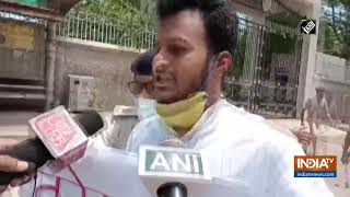 Police removes Patna University students protesting to bring back students stranded in Kota