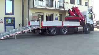 Iveco Stralis 3 assi - Pianale ribassato con rampe allungabile e gru Fassi 305