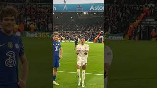 In the Chelsea x Leeds match, a fan took the ball and refused to give it to Alonso 😂