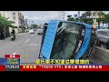 駕駛自撞偷車逃逸 竟又撞車翻覆偷機車落跑