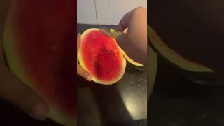 തണ്ണീർമത്തൻ മുറിച്ചപ്പോൾ ഇങ്ങനെ ആയി  #fruitcutting #watermelon #shorts