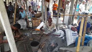 কামার এর দোকান, গ্রামের হাট। বাংলাদেশ।  blacksmith shop, village market. Bangladesh.