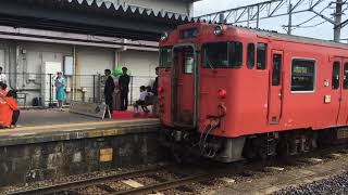 SLやまぐち号のイベント式典中にキハ４７形が出発　新山口駅　２０１７年８月１日