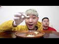 셋이서 의리로 먹는 라이스버거 오직 한 개 a korean rice burger