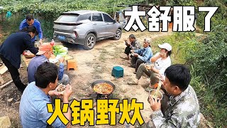 降溫了，老羅一家進大山里扛柴火，老表在羅漢果地煮熱騰騰火鍋招待【侗家老羅】