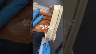 電動ナイフで食パンをスライスする