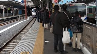 上野東京ライン開通日の品川駅ホームに並ぶ常磐線の特急ひたちと普通電車