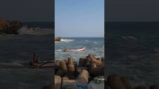 fishing boat entering to sea muthalapozhi