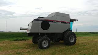 2001 AGCO R62 Gleaner Combine