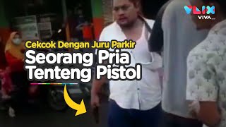 Aksi Koboi Seorang Pria Tenteng Pistol Ribut dengan Juru Parkir