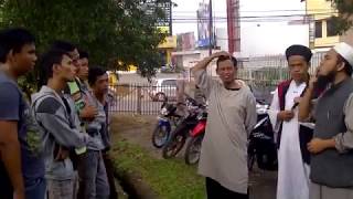 جماعة الصم البكم تتجوّل في شوارع اندونيسيا ويدعوا الناس الى الله عزوجل بلغة الإشارة