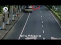 可恨男子突然變道，被大巴車追尾碾壓，網友：大巴車無責無需賠償 開車 女司機 撞車 行車記錄器 中國交通事故