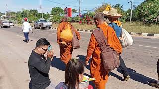 ญาติโยมในอำเภอดอนตาลมากราบนมัสการหลวงตาบุญชื่นกันเต็มข้างถนนเลยครับ\