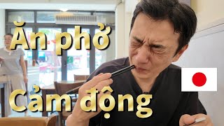 Người chú Nhật Bản thử thách ăn phở một mình ở Hà Nội