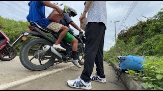 Coreano viajando en la Costa del Ecuador y se paran unos tipos en la Moto 🥺🇪🇨