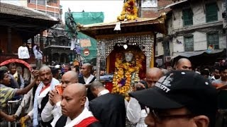 Nepaleses celebram divindade em festival