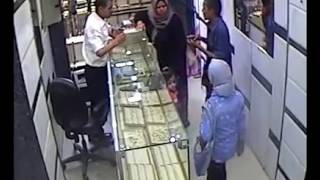 Brave Woman attacks armed Thief at Jewelry Store