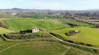 Podere nel cuore delle crete senesi con vista spettacolare