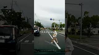 [ドラレコ]すぐそこの横断歩道を使わず、ノールックで車道を横断してくる人