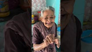 old age home இந்த சிரிப்பை பார்த்ததும் நம் கஷ்டங்கள் ஒரு விஷயம் இல்லை சின்ன குழந்தையாக மாறிய பாட்டி