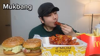 맘스터치 양념치킨 \u0026 맥도날드 1955버거 슈비버거 먹방 감자튀김 콜라 Mukbang of Mom's Touch Seasoned Chicken \u0026 McDonald's Burger