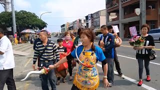 [太子女乩]吃兩支棒棒糖耍火尖槍駕勢十足參禮-新營太子宮進香團