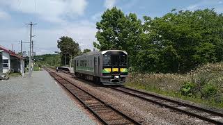 北海道富良野線「美馬牛駅」 旭川方面、富良野方面　列車交換風景　「H100 DECMO」