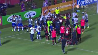 FECHOU O TEMPO! Após expulsão, jogadores de Vitória e Bahia discutem em campo