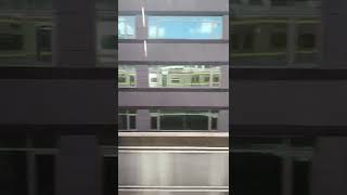 玻璃裡的EMU800微笑號區間車