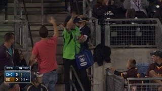 CHC@SD: A vendor makes a catch on a foul ball