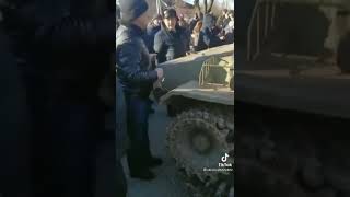 【ロシアウクライナ戦争】ウクライナ人はロシアの軍事車両を素手で止め、国歌を歌い抗議しました