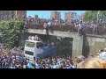 dos hinchas saltan sobre el colectivo de selección argentina