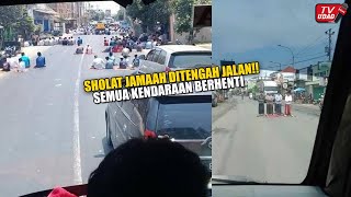 Viral Sholat Jamaah Ditengah Jalan!! Semua Kendaraan Berhenti Semua, Tanpa Protes!!