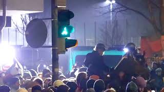 10.2.25 18:57 Polizei reitet ohne Ankündigung in die Gegendemo