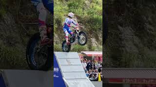 黒山健一選手、ただ飛び越えるだけじゃない…カメラ目線！　#バイク #トライアル #motorcycle #trial