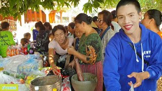 เจ้อัมรากับสาวจ่อยโชว์ฝีมือตำบักหุ่งให้ชาวบ้านกิน อิ่มบุญอิ่มใจมากๆ