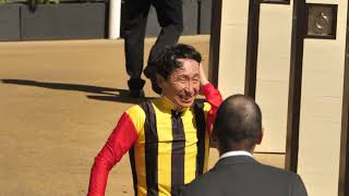 横山典弘 ラーンザロープス勝利で競馬界の首領 吉田照哉氏とニコニコの口取り