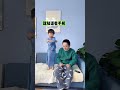 爸爸看手机入迷了，给儿子裤子都穿错了！ cute baby cute 呆萌小米宝 聪明宝宝 萌娃