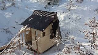 一口气看完：退休老头搭建荒野木屋，把野外生活过成了诗