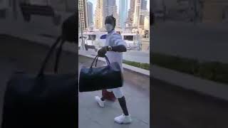 Kayawoto en promenade dans la ville de Dubaï