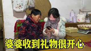 霞姐偷偷给婆婆买礼物，孙女帮奶奶设置妥当，婆婆高兴语无伦次【霞姐的北漂生活】