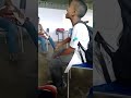 garoto emociona escola cantando palavras da cantora lauriete