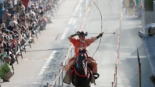 華やかな馬上の射手が的狙う　三重・多度大社で「流鏑馬祭」