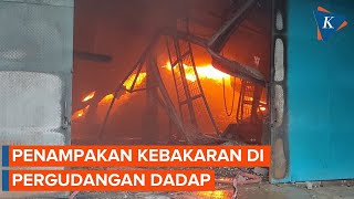 Penampakan Kobaran Api di Dalam Gudang yang Terbakar di Dadap