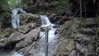 Eine Wanderung durch den Faltenbachtobel mit Nebelhorn-Gipfel im Allgäu