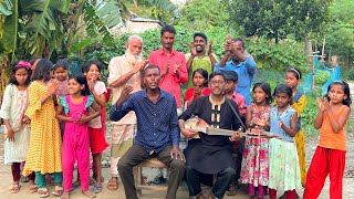 অসহায় এক প্রতিভাবান শিল্পি গানের সুরে চমক দিলো। অসাধারন কন্ঠে গান শুনতে গ্রামবাসী ঘিরে ধরলো