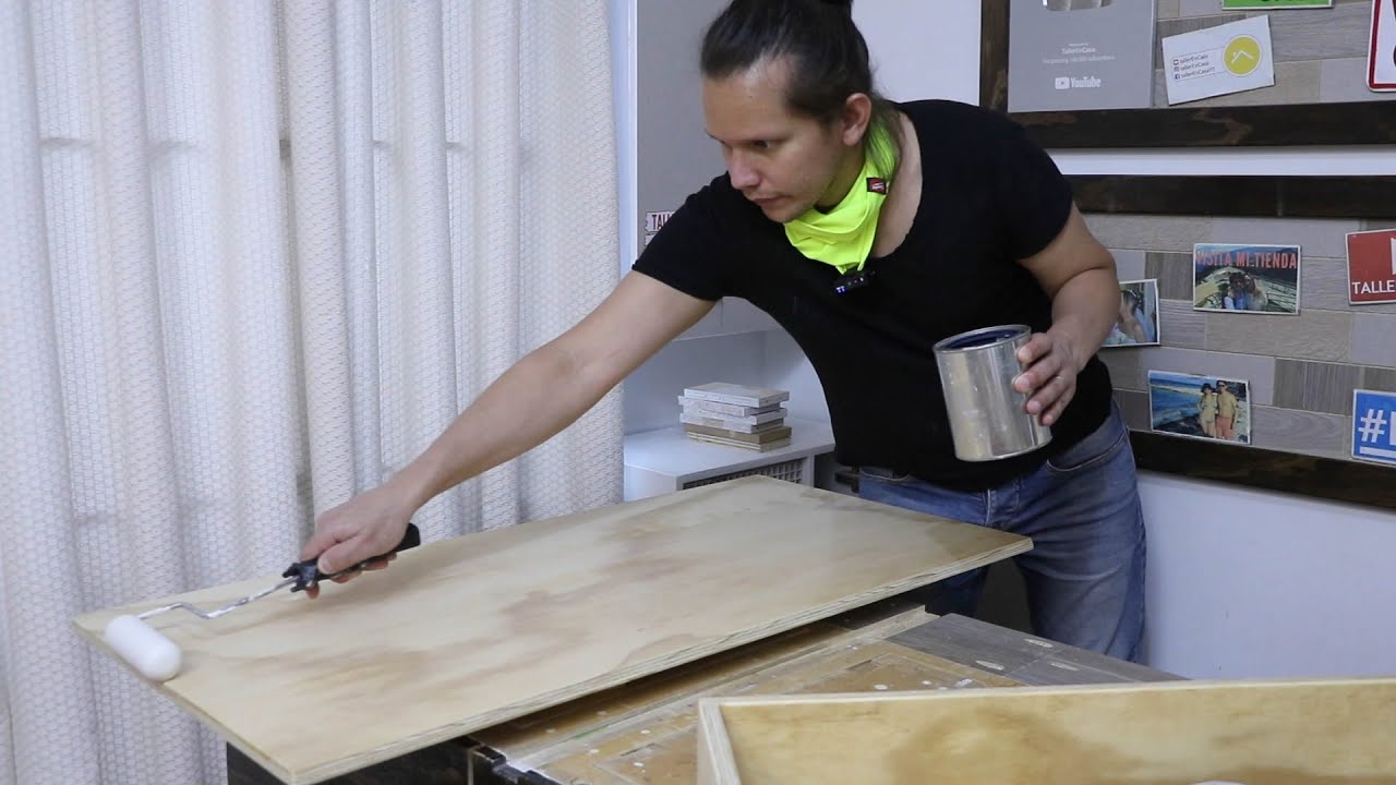 Como Barnizar Un Mueble De Madera - YouTube