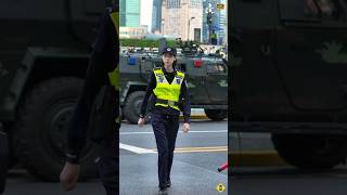 上海外滩，一位漂亮的警花小姐姐格外引人注目 4K #police #警察