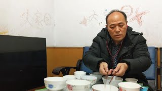 比歌曲好听！打碗曲《小草》大叔在家自娱自乐，没想到用碗打的挺好，很陶醉！